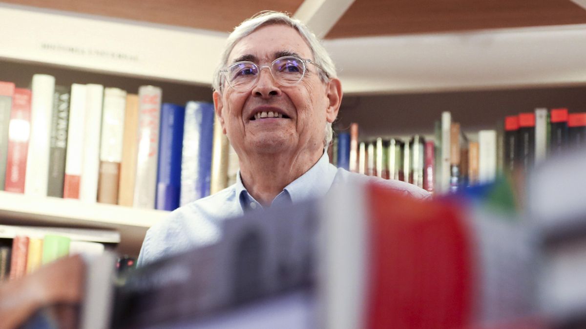 Ignacio Latierro, cofundador de 'Lagun',junto a María Teresa Castells, en la librería donostiarra