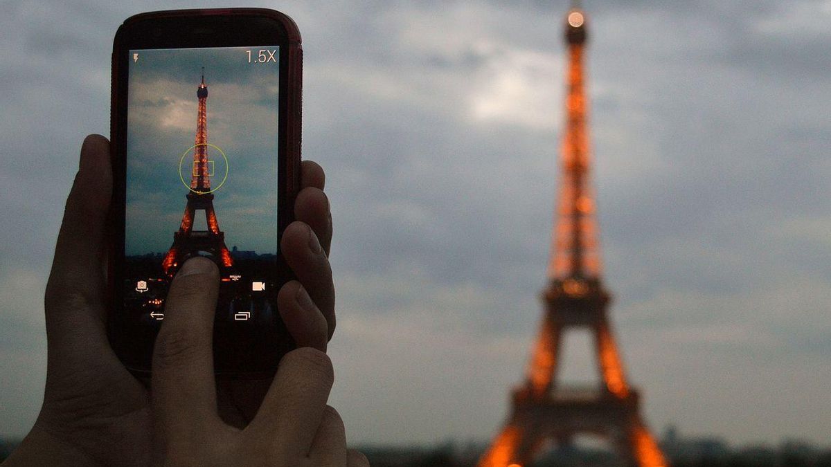 La Torre Eiffel, cerrada todo el lunes por una protesta de sus empleadas: una visita ultrareligiosa pidió que se ocultasen