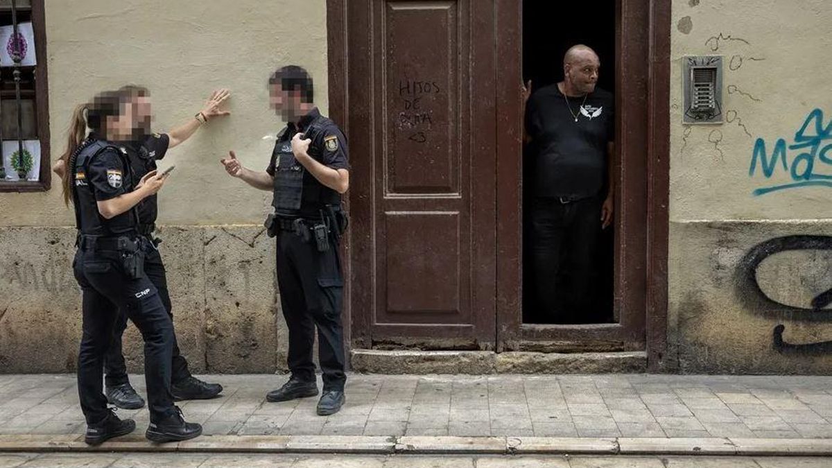 Abren juicio contra el vigilante de una empresa de desocupación por amenazar a un diputado de Compromís en una protesta contra un desalojo