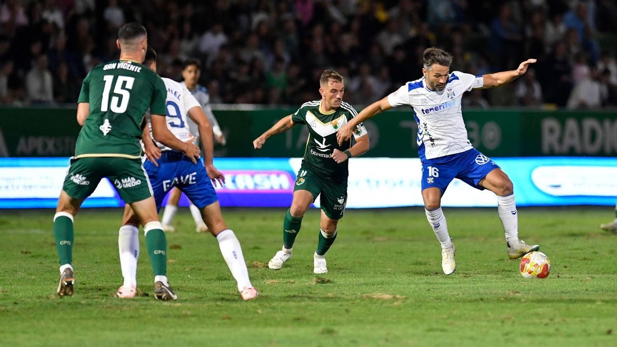 Aitor Sanz controla ante Deco en el Cacereño-Tenerife