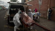 Trabajadores de una funeraria transportan este jueves el féretro de una mujer de 75 años fallecida por coronavirus, desde el Hospital General San Juan de Dios hacia el cementerio, en Ciudad de Guatemala (Guatemala).