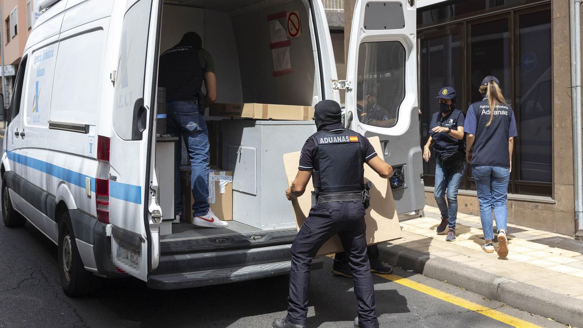 La Guardia Civil y agentes de Aduanas este miércoles durante la operación policial contra el narcotráfico en Santa Cruz de Tenerife