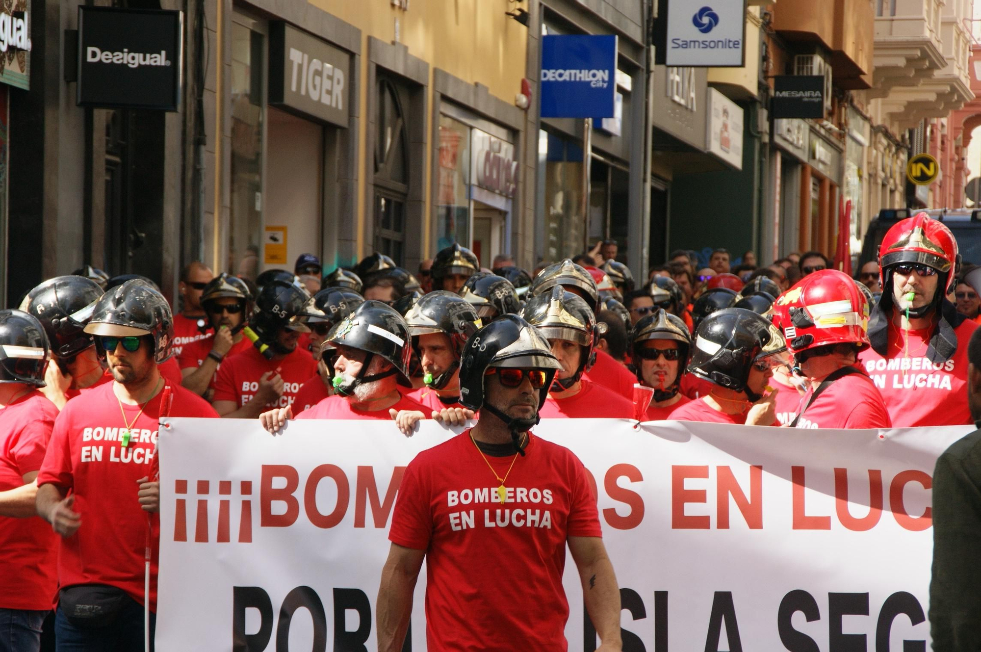 La marcha, mientras bajaba la calle Castillo