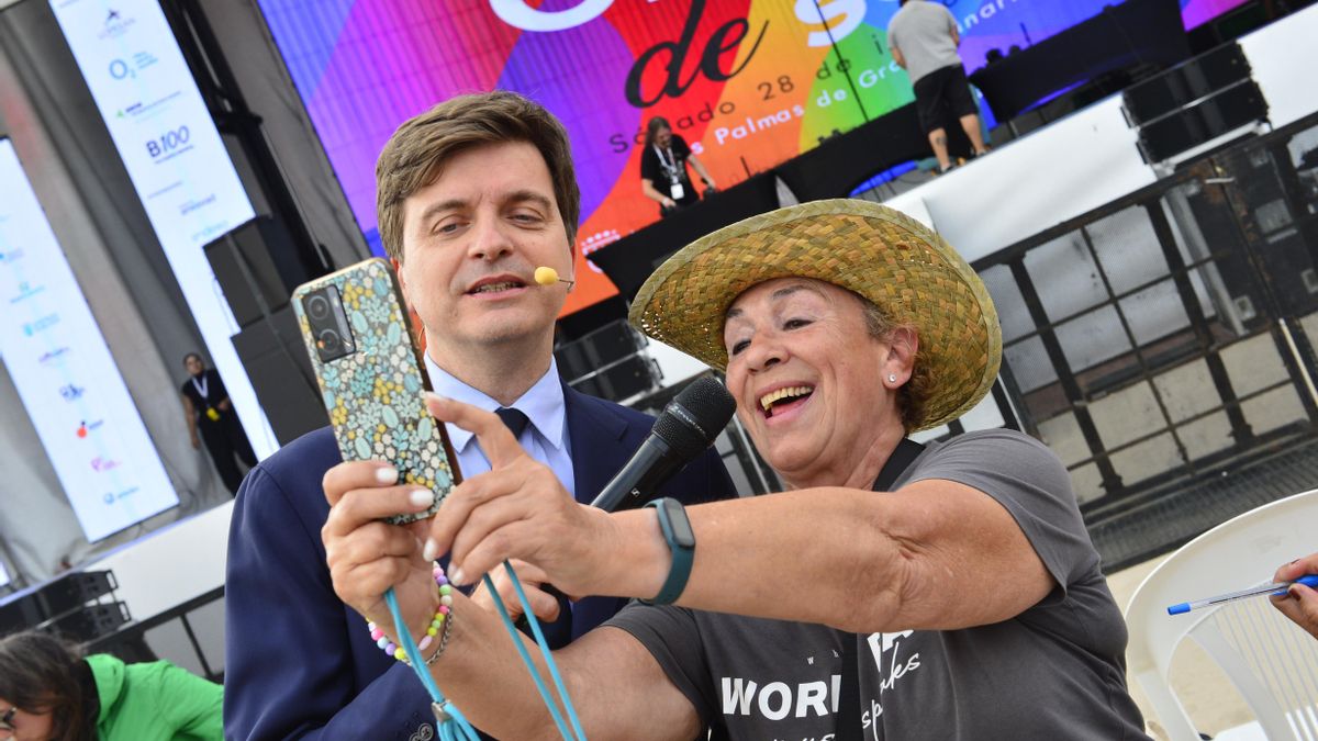 Una asistente al festival se hace un selfie con Marc Giró
