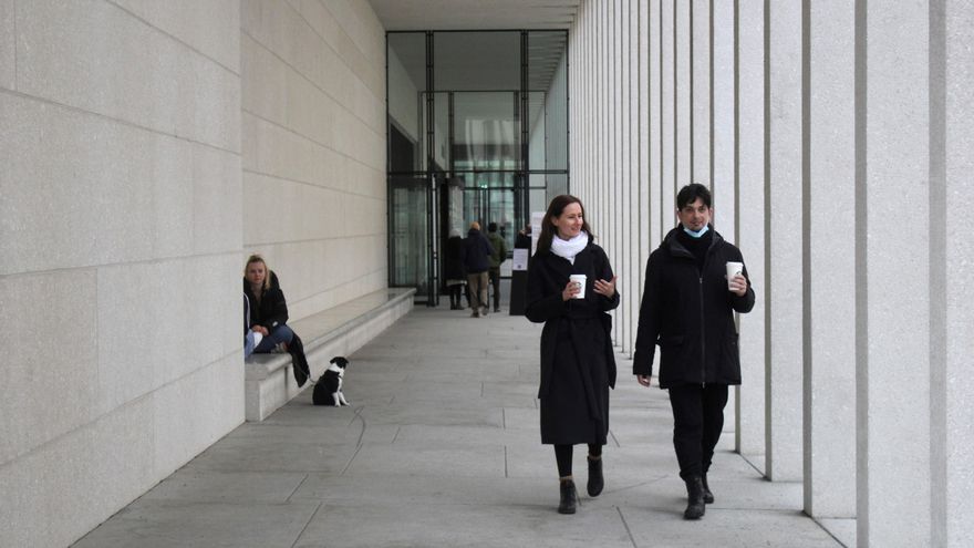 Una pareja paseaba por la James Simon Galerie de Berlín, este martes. Los Museos Nacionales de Berlín, entre los que se encuentran la Antigua Galería Nacional y el Museo de las Culturas Europeas, han vuelto a abrir sus puertas, dentro del plan de levantamiento gradual de las restricciones y en medio de cierto escepticismo ante un nuevo repunte de los contagios por coronavirus. EFE/ María Alonso Martos