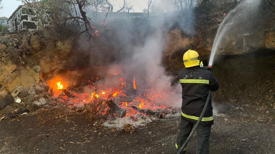 En bombero, este viernes, durante las tareas de extinción del fuego en el municipio de El Paso.