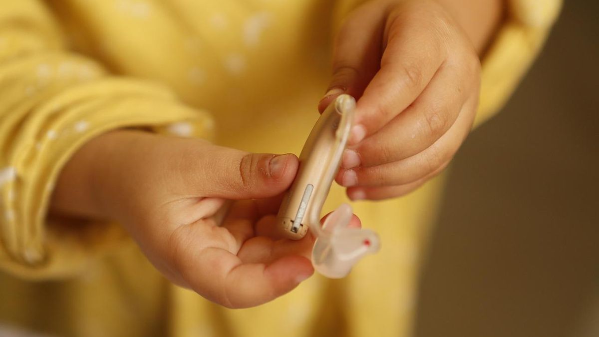 Si no oyes bien, tu cerebro puede estar en peligro: cómo conservar la salud auditiva y cognitiva