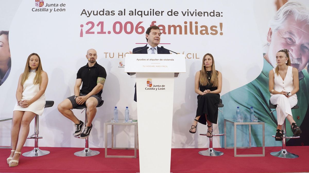 El presidente de la Junta de Castilla y León, Alfonso Fernández Mañueco (c), presenta medidas en materia de ayudas al alquiler de vivienda en la Comunidad.