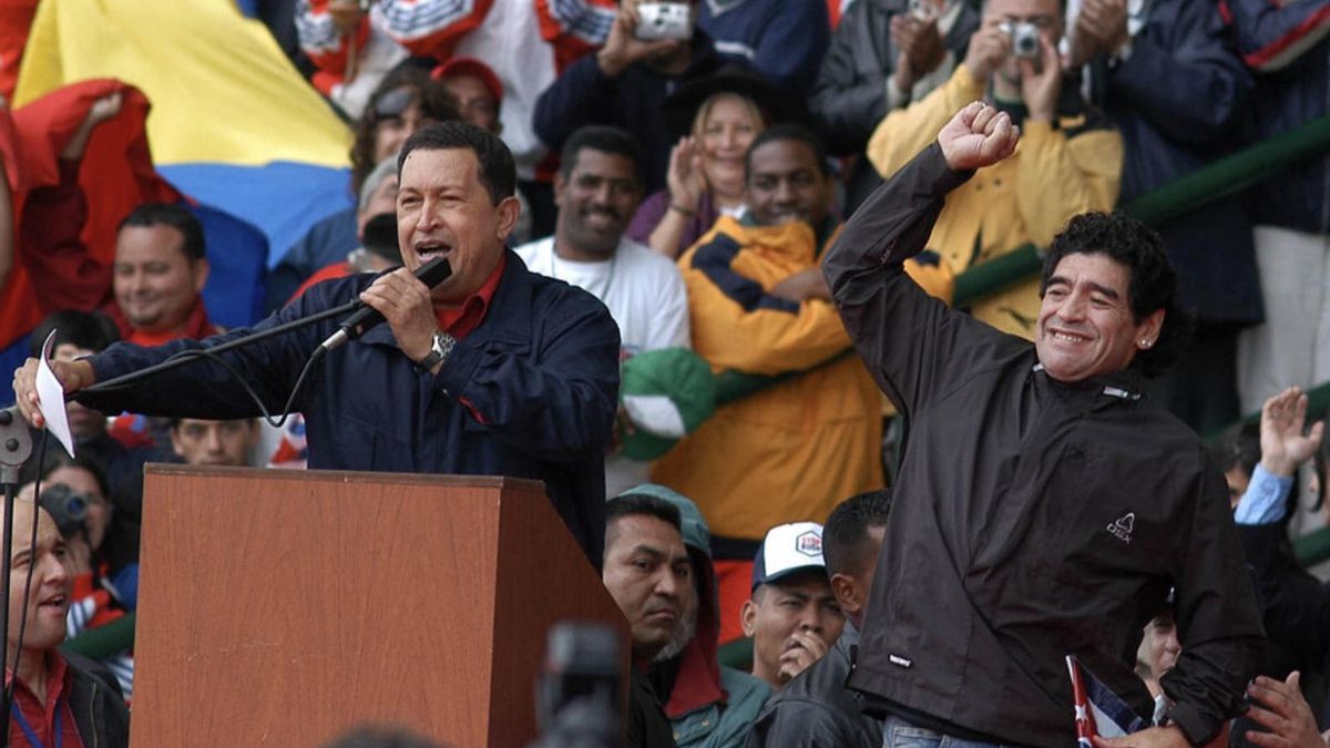Chávez y Maradona, hace 20 años, en la contracumbre en el estadio mundialista de Mar del Plata.