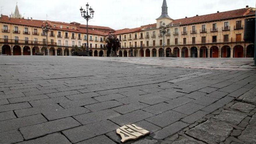 Símbolo de la Red de Juderías en la Plaza Mayor de León.