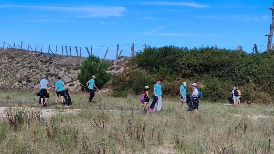 Voluntarios retiran casi cien kilos de residuos en la playa y las dunas de Oyambre