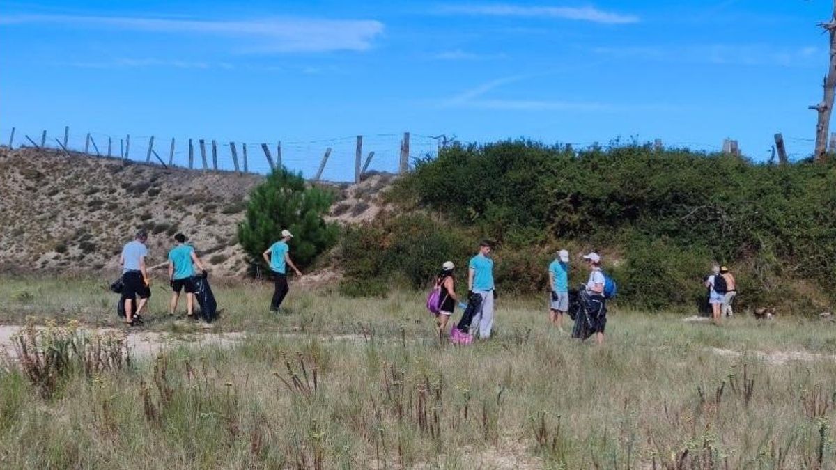 Voluntarios retiran casi cien kilos de residuos en la playa y las dunas de Oyambre