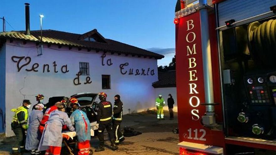 Las labores de rescate del conductor del vehículo. // Bomberos de León