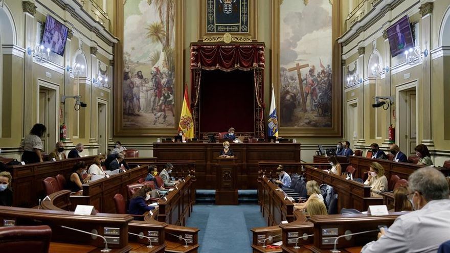 El Parlamento de Canarias insta a la implantación de la enfermería escolar, la contratación de más personal y bajar las ratios en los centros educativos