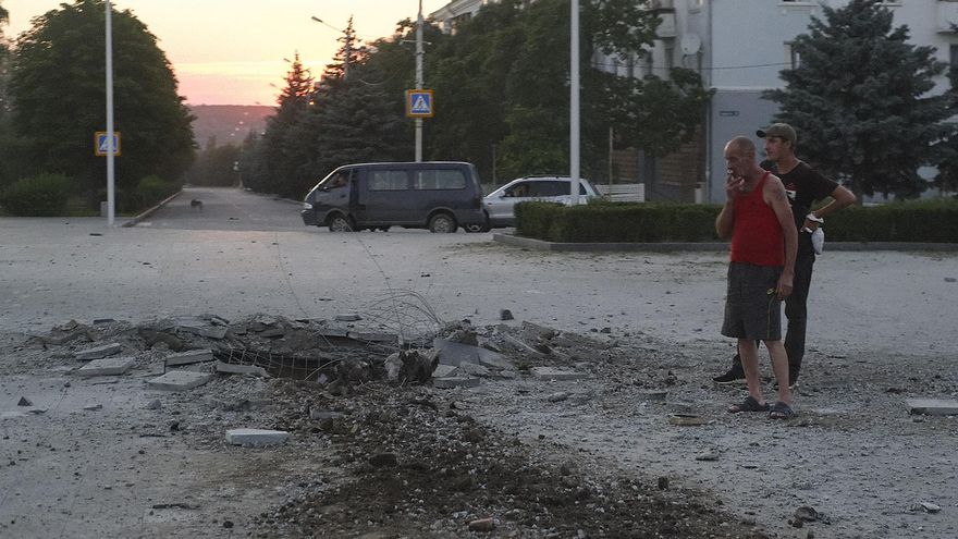 Vecinos en la escena de un cráter causado por el derribo de un misil ruso por defensores ucranianos en el centro de Kramatorsk, en el área de Donetsk, Ucrania. EFE/EPA/GEORGE IVANCHENKO