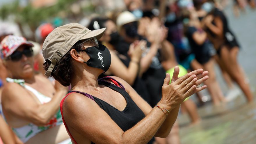 Una plataforma en defensa del Mar Menor organiza una cadena humana para guardar luto a la laguna salada
