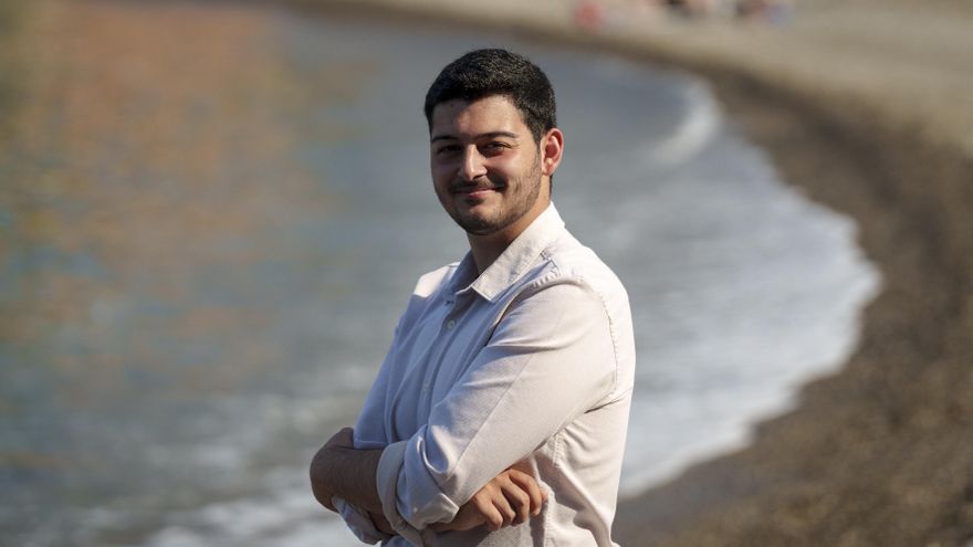 El alcalde más joven de España salido de las recientes elecciones municipales según la información que maneja tiene diecinueve años, se llama Gael Rodríguez (en la imagen) y estará los próximos cuatro años al frente del ayuntamiento de Portbou (Girona), la localidad más al norte de la Costa Brava.EFE/David Borrat