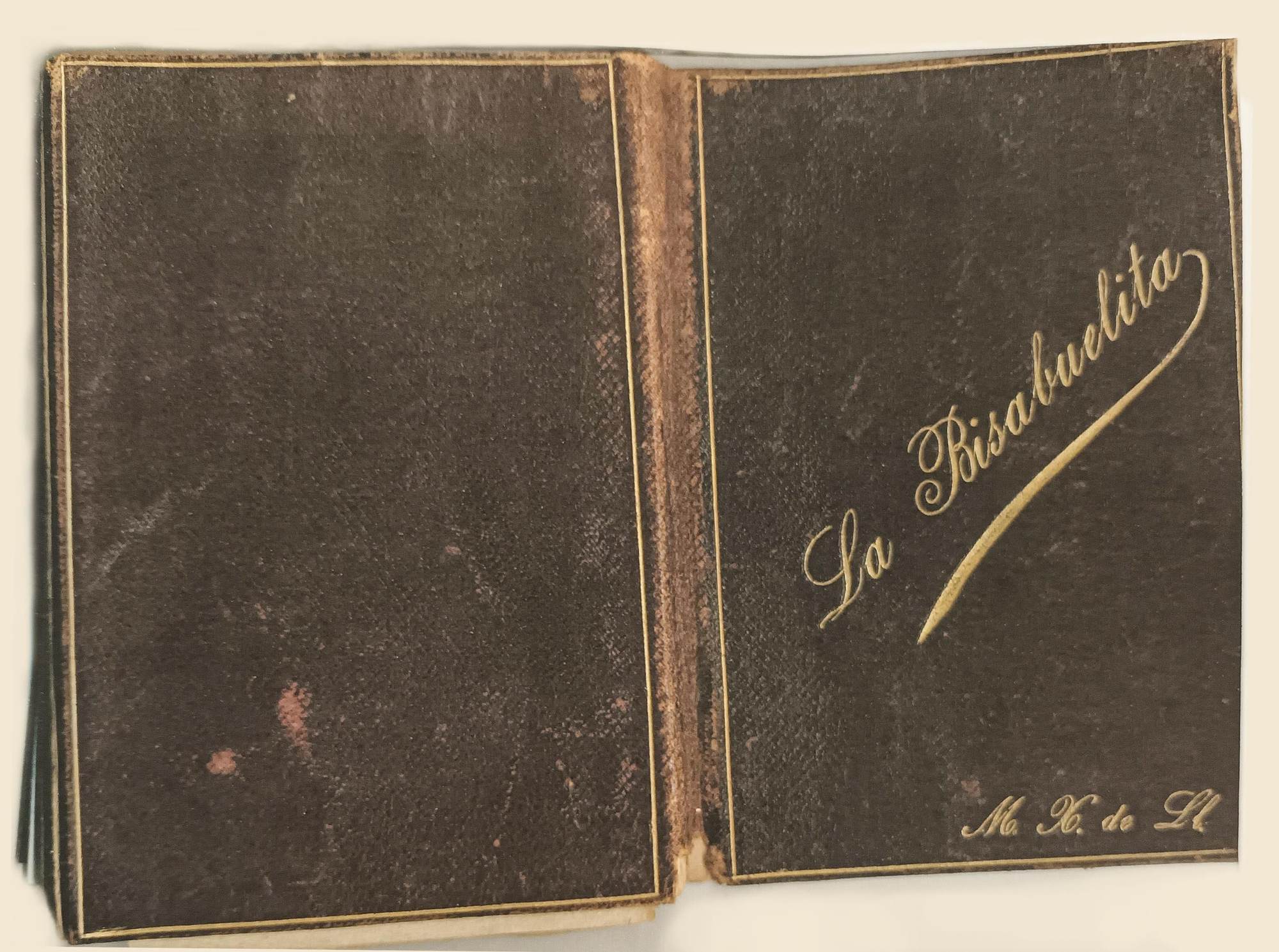 Foto de la cubierta de 'La Bisabuelita', la biografía manuscrita de Manuela Xiqués que escribió su hija Mercedes Llopart Xiqués. El documento lo conservaba uno de sus descendientes y lo localizó el historiador Martín Rodrigo