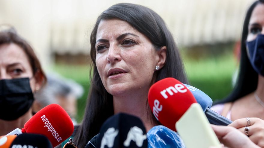 Archivo - La secretaria general de Vox, Macarena Olona, atiende a los medios de comunicación (archivo)