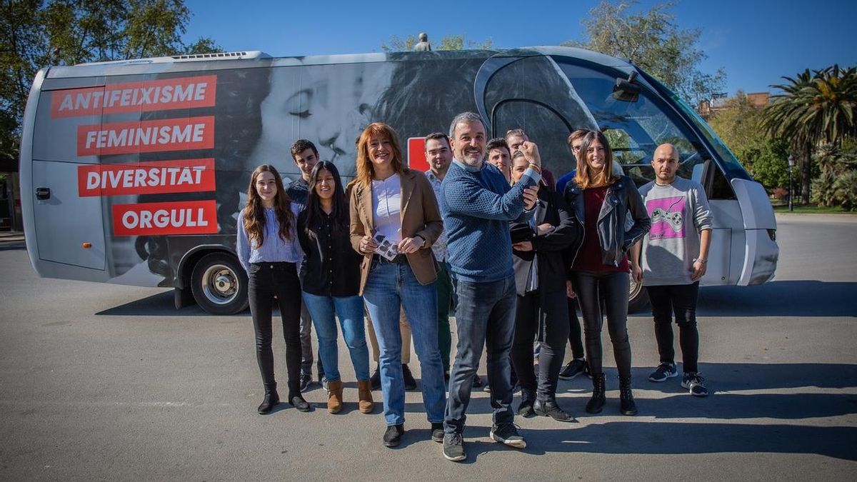 Jaume Collboni hace circular un bus del PSC por Barcelona contra el acto de Vox