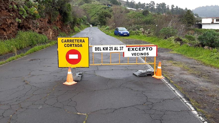 Indicador  de la apertura de la carretera del Roque de Los Muchachos (LP-4) solo hasta la altura del Pico de La Nieve, en el kilómetro 25.