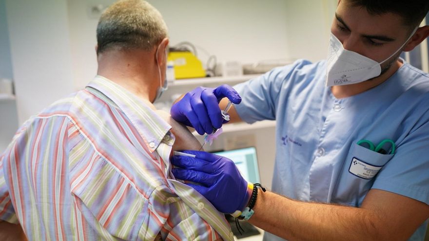 Extremadura aboga por acompasar la nuevas vacunas COVID con la de gripe a principios de otoño
