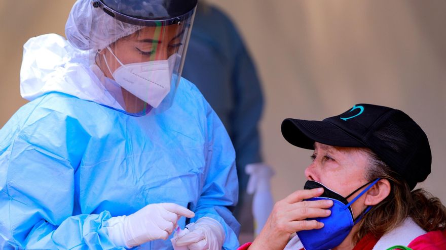 Personal de Salud, realiza pruebas contra la covid-19 hoy, en un modulo instalado en la Ciudad de México (México). EFE/Carlos Ramírez