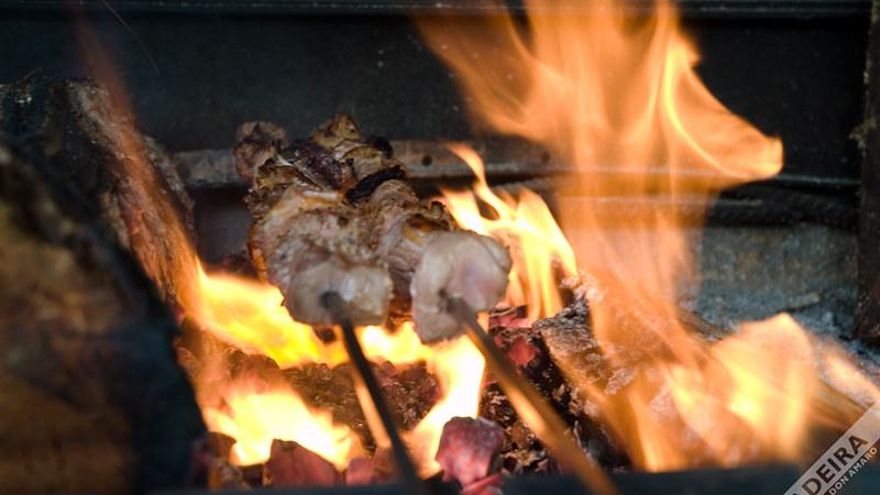 La brocheta portuguesa que se asa en una rama de laurel: así se come la espetada de Madeira