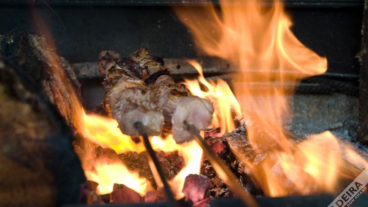 La brocheta portuguesa que se asa en una rama de laurel: así se come la espetada de Madeira