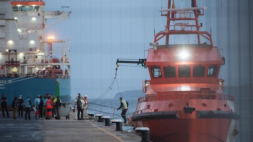 Rescatada una neumática con 57 personas al sur de Fuerteventura