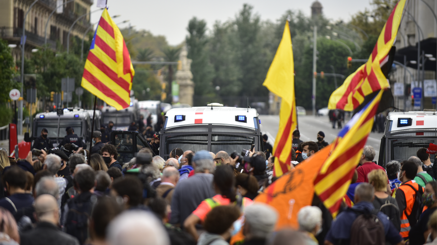 Participantes sostienen banderas independentistas en la manifestación donde han formado una cadena humana como signo de protesta por la visita del Rey a Barcelona, Catalunya, (España), a 9 de octubre de 2020.