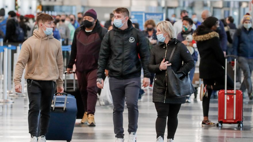 Pasajeros en el Aeropuerto Internacional O'Hare en Chicago, Illinois, EE.UU., en una fotografía de archivo. EFE/EPA/TANNEN MAURY