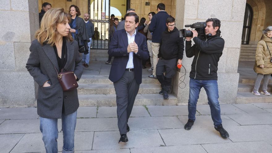 El candidato del Partido Popular de Castilla y León a la reelección como Presidente de la Junta, Alfonso Fernández Mañueco, tras ejercer su derecho a voto en Salamanca.