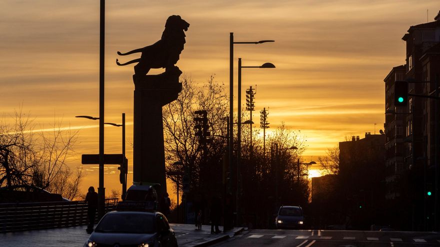 Amanecer en Zaragoza. EFE/Javier Belver/ Archivo