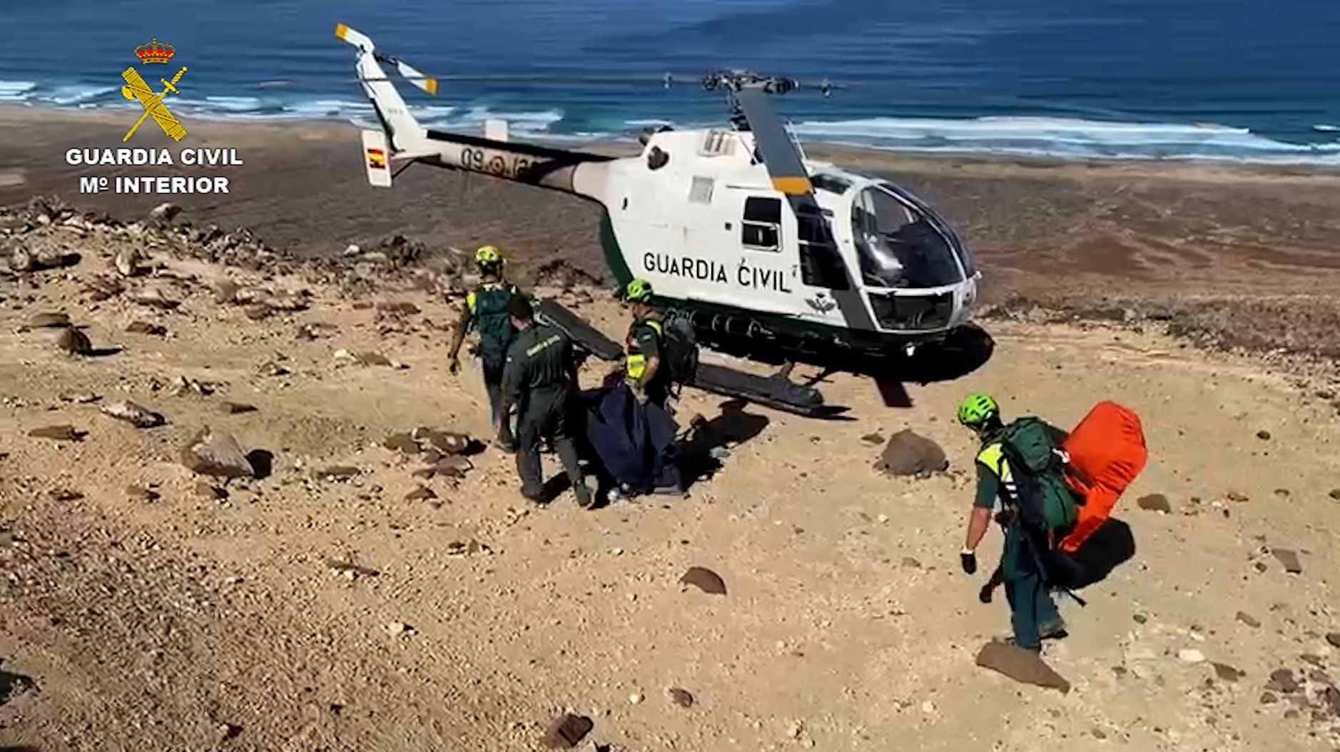 La Guardia Civil, trasladando los restos humanos hallados en Fuerteventura