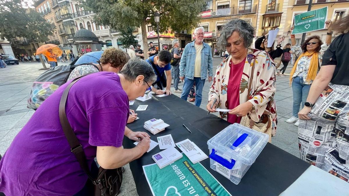 Recogida de firmas durante la concentración en Toledo para pedir a la Junta de Castilla-La Mancha que el aborto se practique en la sanidad pública