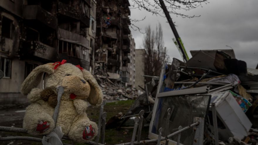 Imagen de archivo de un edificio que sufrió daños tras un ataque con artillería pesada, en Borodianka (Ucrania). EFE/ Miguel Gutiérrez