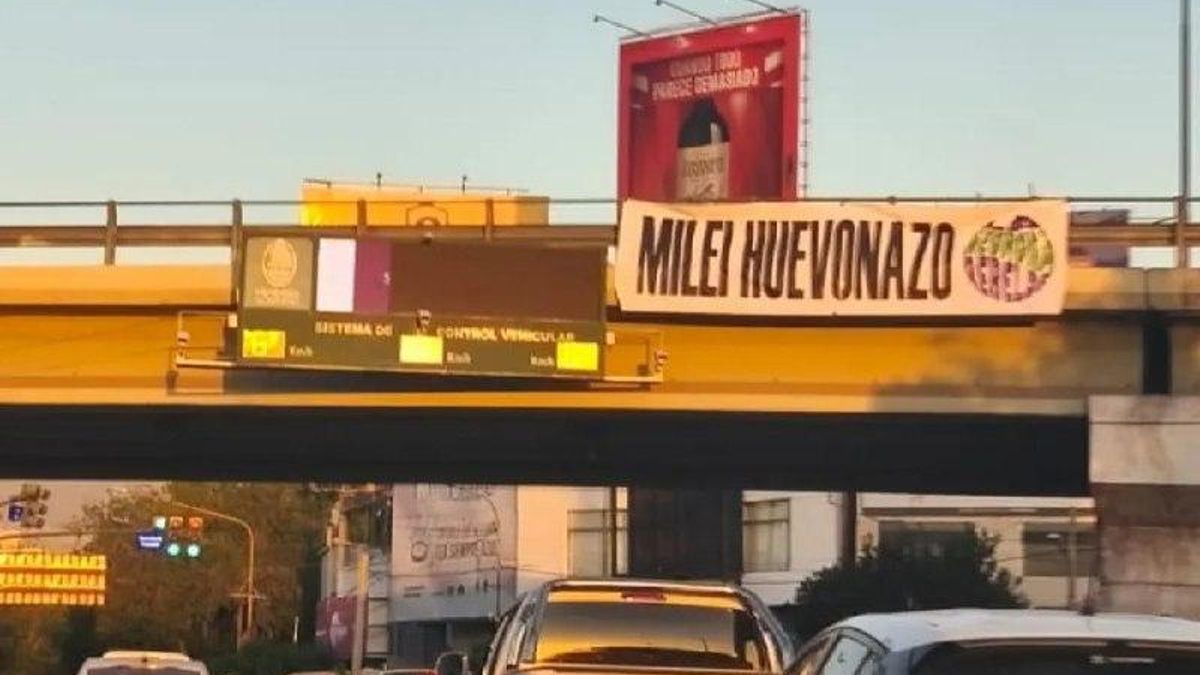 "Milei huevonazo", eso decía el cartel que se vio a primeras horas de la mañana sobre uno de los puentes del Nudo Vial, principal acceso a la ciudad de Mendoza.