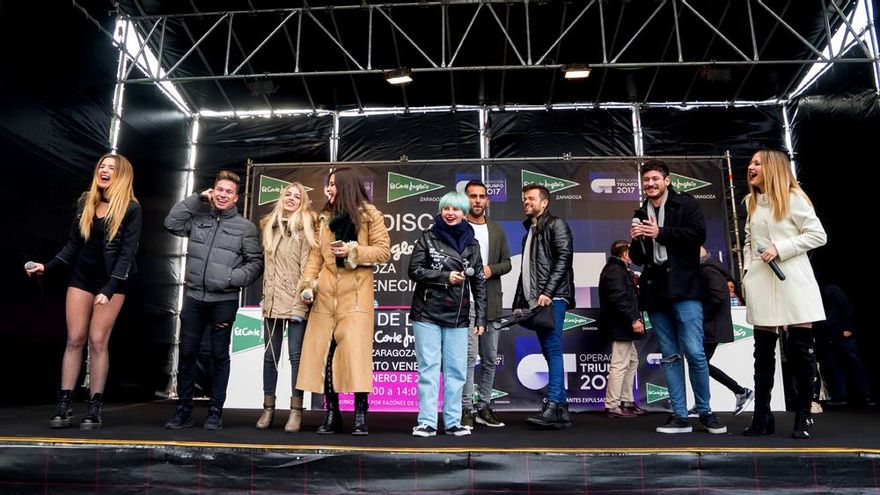 Los concursantes de OT en una de las firmas de discos