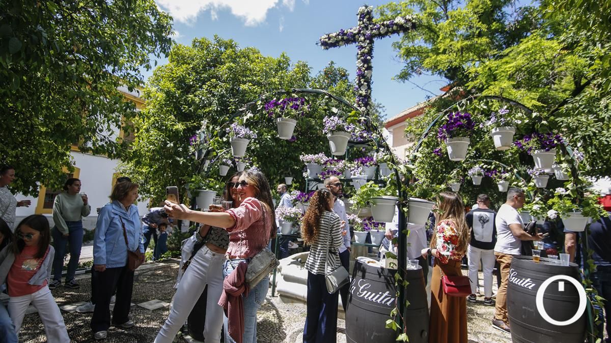 Cruz de mayo de la Hermandad del Císter en la Plaza del Cardenal Toledo