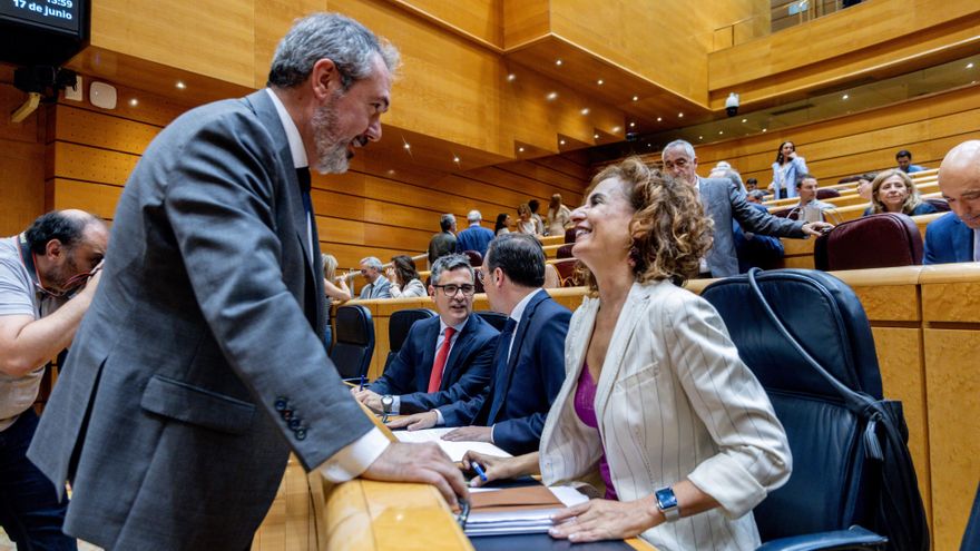 Archivo - El portavoz del PSOE en el Senado, Juan Espadas, conversa con la vicepresidenta primera y Ministra de Hacienda, María Jesús Montero, antes de un pleno en el Senado, a 17 de junio de 2025, en Madrid (España).