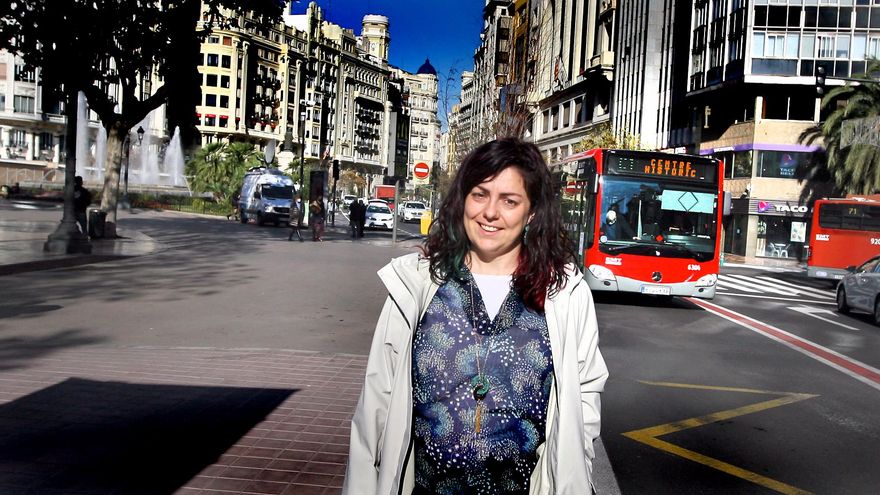 La gerente, Marta Serrano, en una parada de autobús de la plaza del Ajuntament de València.