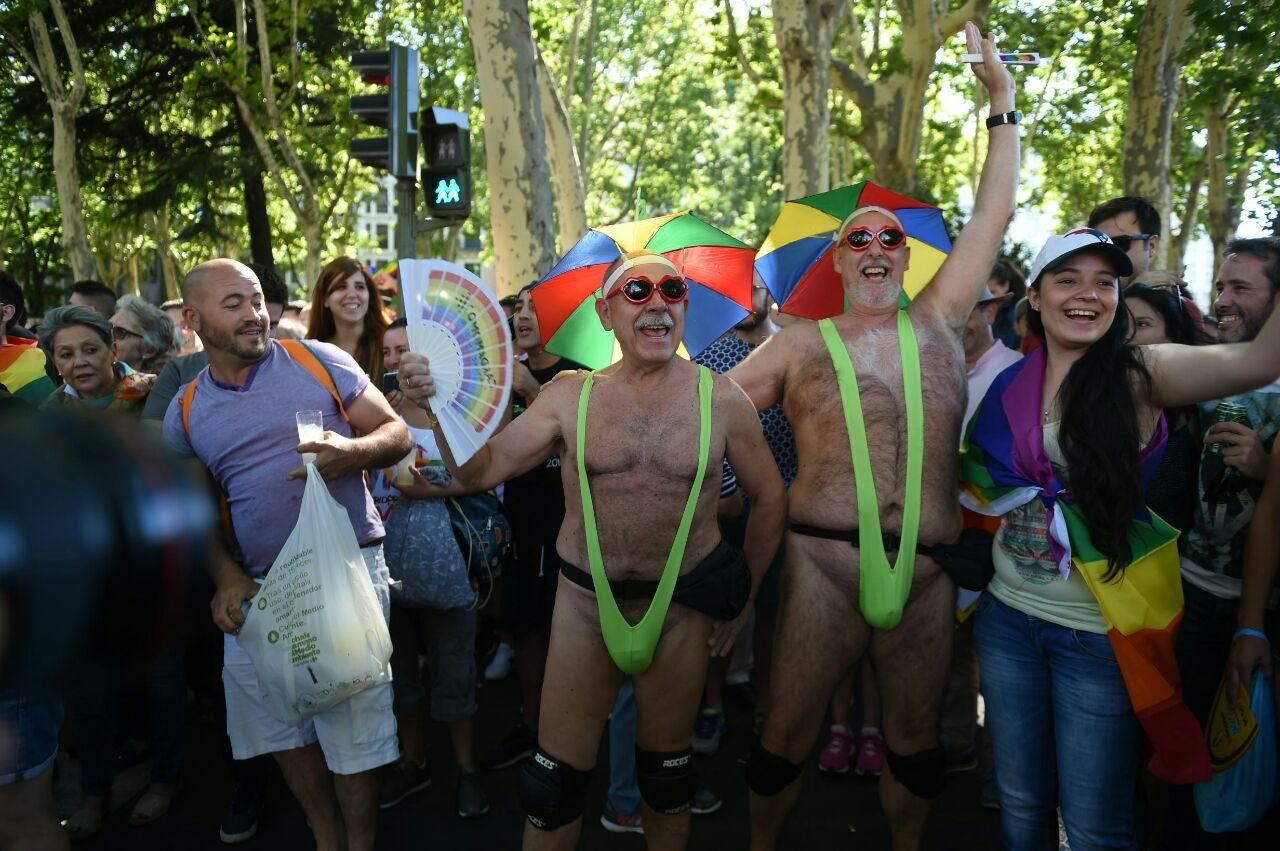 Dos hombres cantan en el desfile del Orgullo