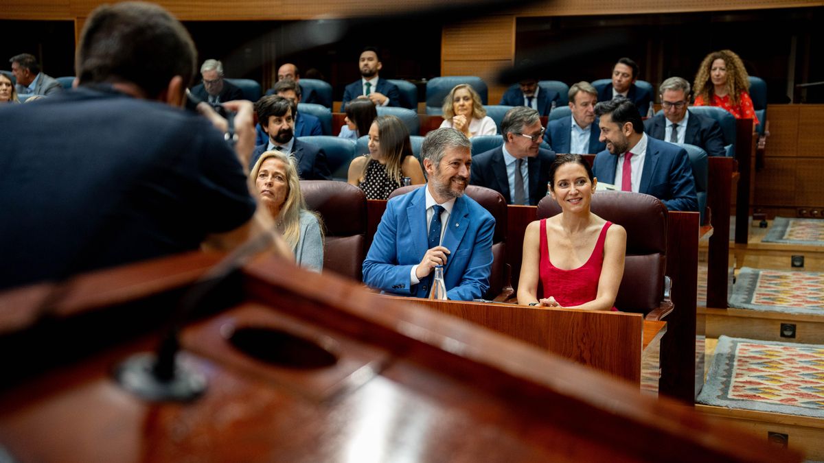 Isabel Díaz Ayuso junto al consejero de Presidencia, Justicia y Administración Local, Miguel Ángel García Martín, durante el último pleno del año parlamentario este jueves la Asamblea de Madrid.