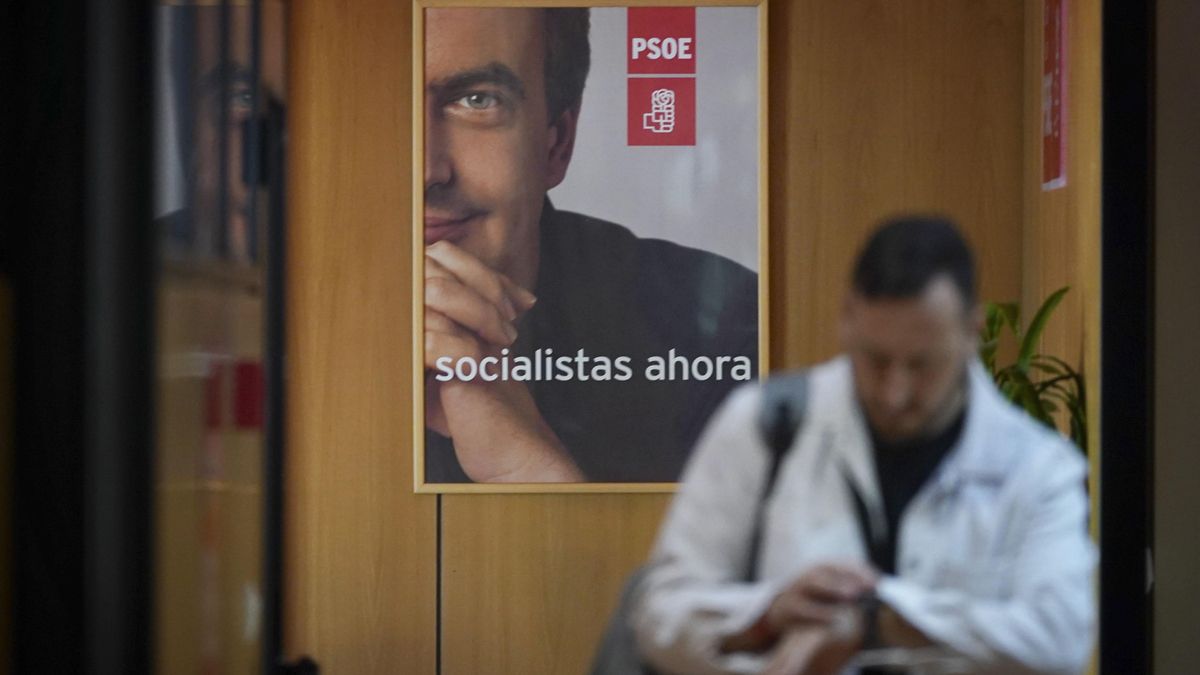 Imagen de un cartel electoral del expresidente José Luis Rodríguez Zapatero ubicado en la sede de los socialistas de Castilla y León en Valladolid.