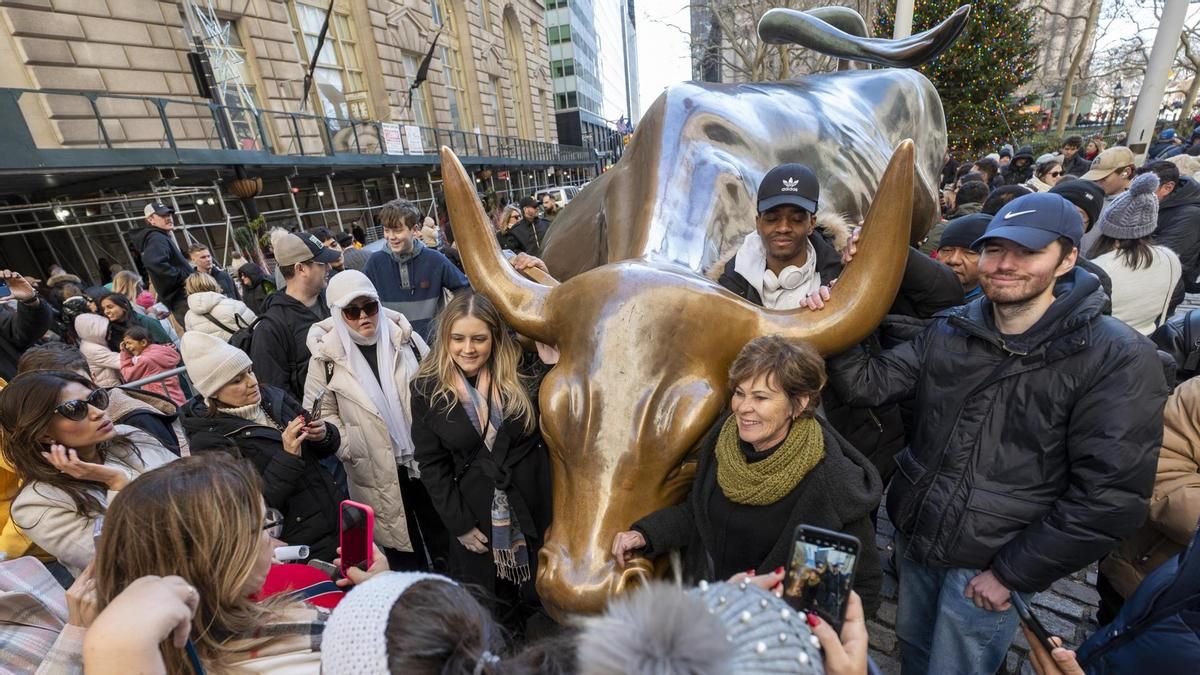 De instalada sin permiso a atracción turística y símbolo: la poco conocida historia de la estatua del toro Wall Street