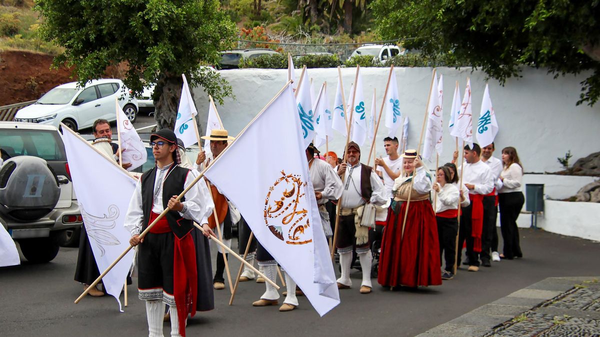 Presentación de las banderas romeras de la Bajada de la Virgena cargo de la Agrupación Folclórica Alfaguara y la Asociación Padisbalta.