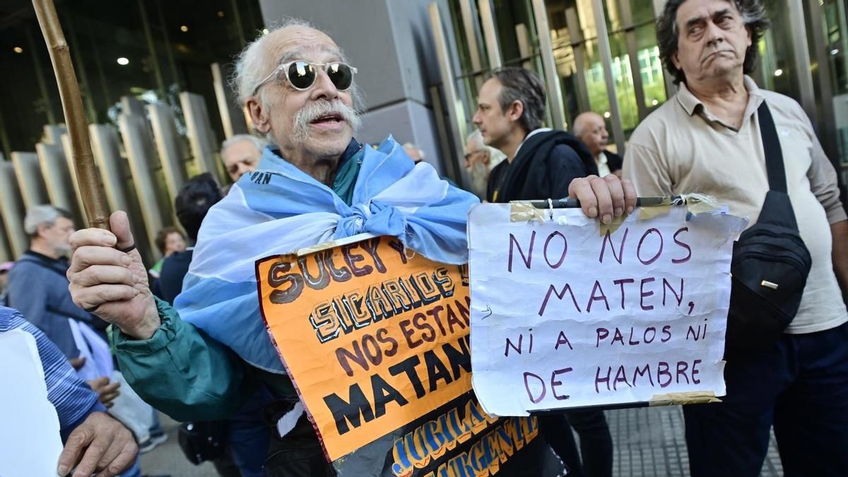 Milei ignora a las familias asfixiadas por la epidemia de deuda: "¿Les pusieron una pistola en la cabeza para endeudarse?"