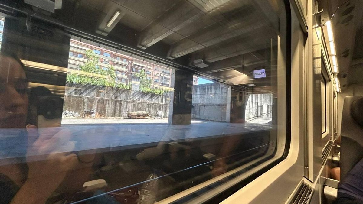 Imagen desde el interior del tren Alvia Cádiz-Madrid, detenido en Córdoba, a causa de un incendio forestal en Brazatortas (Ciudad Real), muy cerca de la vía del AVE