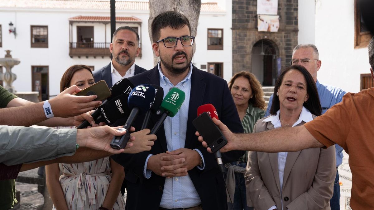 Borja Perdomo (C),  secretario general del PSOE en La Palma, y Kilian Sánchez (i),  miembro de la ejecutiva federal del  partido y senador por la Isla